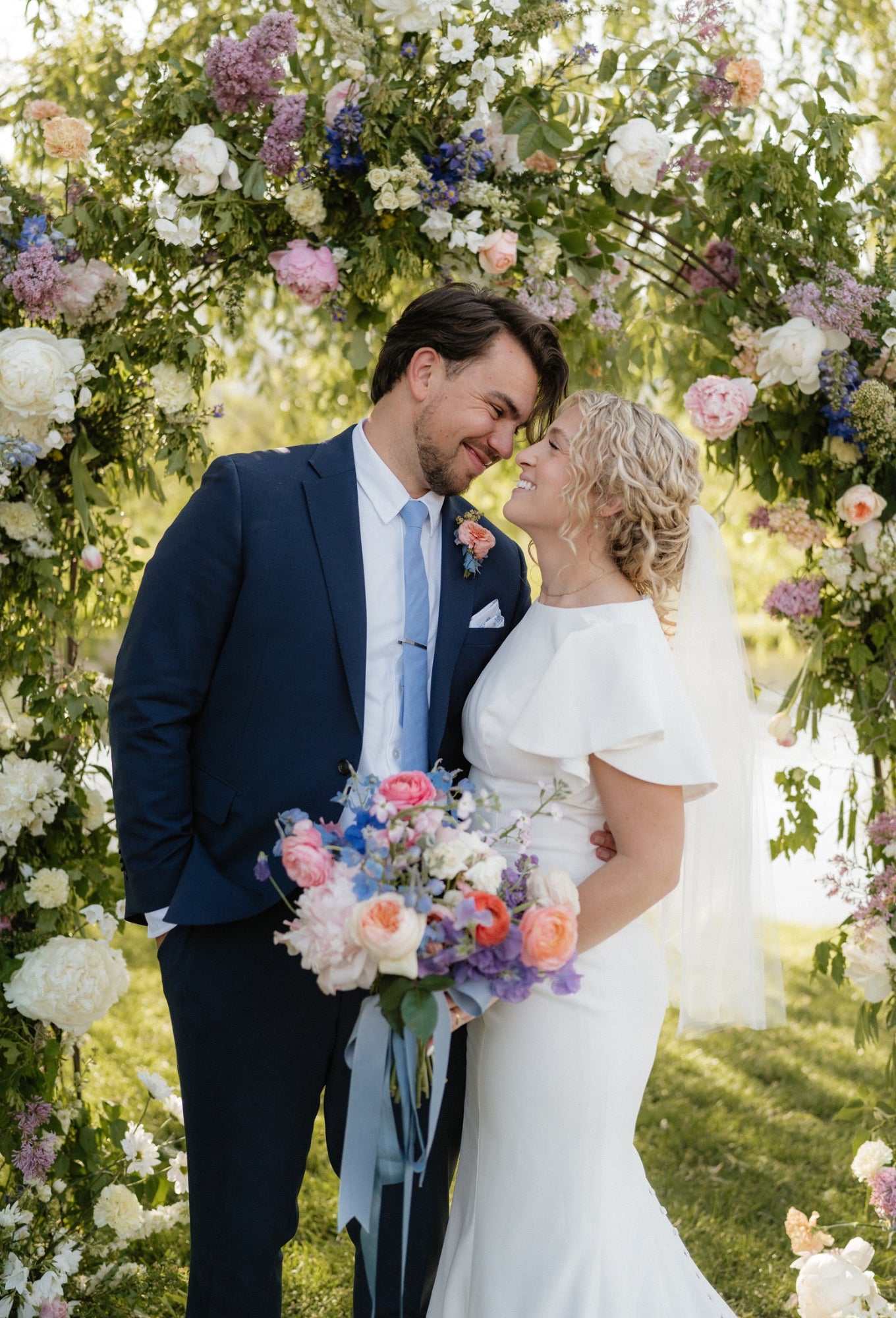 Elegant wedding floral design with romantic flowers and event styling